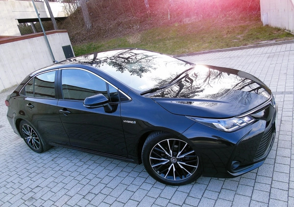Toyota Corolla cena 76700 przebieg: 83000, rok produkcji 2019 z Chełmża małe 301